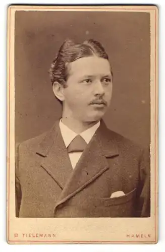 Fotografie B. Thielemann, Hameln, Junger Mann im Anzug mit Mittelscheitel