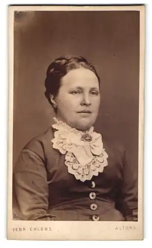 Fotografie Gebr. Ehlers, Hamburg-Altona, Portrait Dame mit geflochtenem Haar