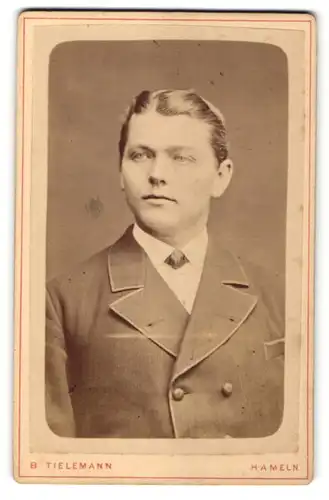 Fotografie B. Tielemann, Hameln, Portrait junger Herr mit zurückgekämmtem Haar