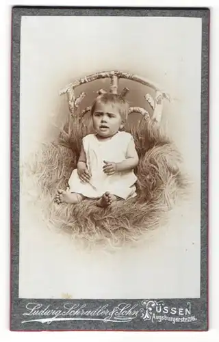 Fotografie Ludwig Schradler & Sohn, Füssen, Portrait Kleinkind in Leibchen