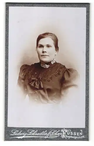 Fotografie Ludwig Schradler & Sohn, Füssen, Portrait Frau in zeitgenöss. Kleidung