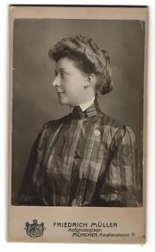 Fotografie Friedr. Müller, München, Portrait junge Dame mit Hochsteckfrisur