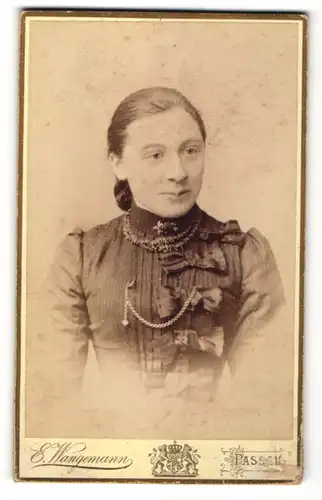 Fotografie E. Wangemann, Passau, Portrait junge Frau mit zusammengebundenem Haar