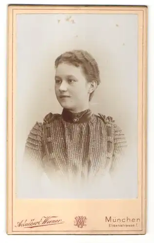 Fotografie Adalbert Werner, München, Portrait Fräulein mit zusammengebundenem Haar