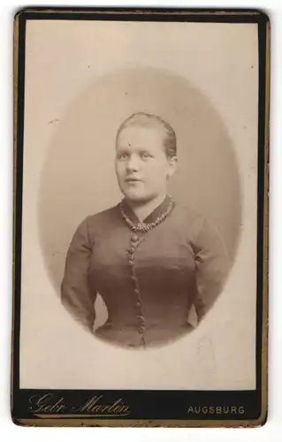 Fotografie Gebr. Martin, Augsburg, Portrait junge Frau mit zurückgebundenem Haar