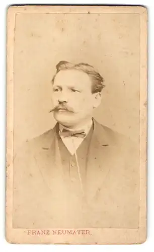 Fotografie Franz Neumayer, München, Portrait Herr mit zurückgekämmtem Haar