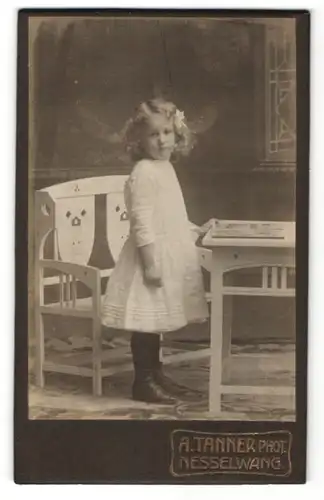 Fotografie A. Tanner, Nesselwang, Portrait Mädchen mit blonden Locken