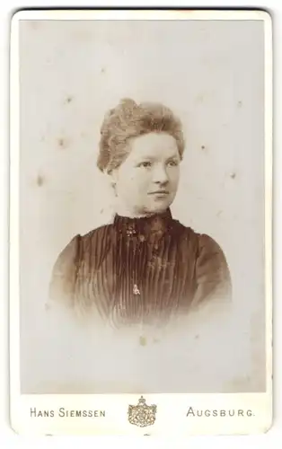 Fotografie Hans Siemssen, Augsburg, Portrait Fräulein mit zusammengebundenem Haar