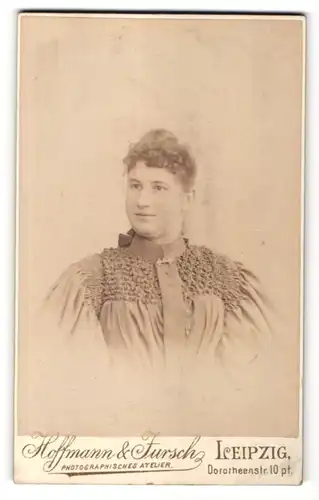 Fotografie Hoffmann & Jursch, Leipzig, Portrait Frau mit zusammengebundenem Haar