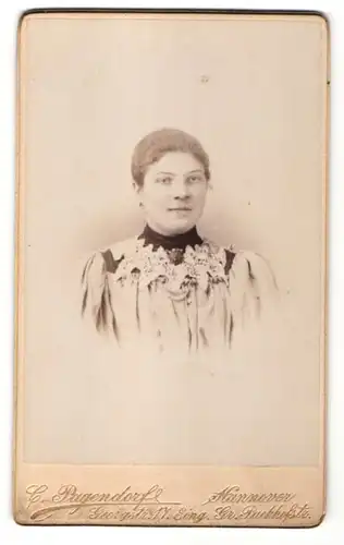 Fotografie C. Pagendorf, Hannover, Portrait junge Dame mit zusammengebundenem Haar