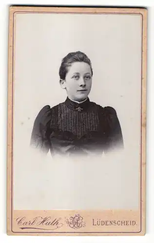 Fotografie Carl Huth, Lüdenscheid, Portrait junge Frau mit zusammengebundenem Haar