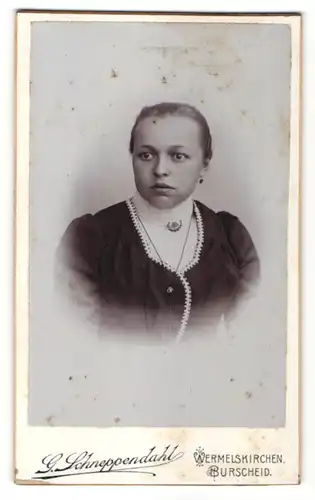 Fotografie G. Schneppendahl, Wermelskirchen, Burscheid, Portrait junge Frau mit zusammengebundenem Haar