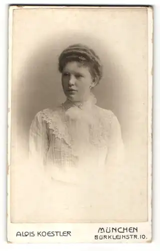 Fotografie Alois Koestler, München, Portrait junge Dame mit Hochsteckfrisur