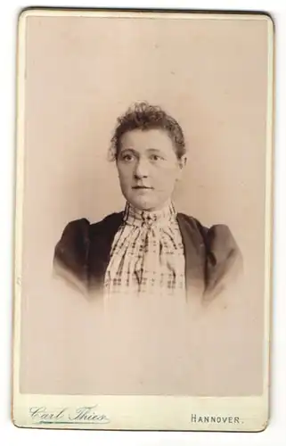 Fotografie Carl Thies, Hannover, Portrait Frau mit zusammengebundenem Haar