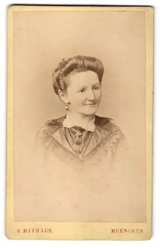 Fotografie H. Mathaus, Muenchen, Portrait Dame mit Hochsteckfrisur
