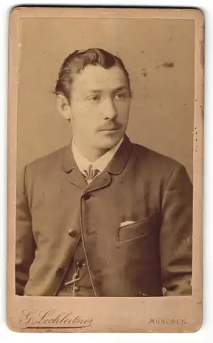 Fotografie G. Lechleitner, München, Portrait junger Mann mit zurückgekämmtem Haar