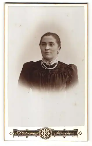 Fotografie F. X. Ostermayer, München, Portrait Frau mit zusammengebundenem Haar