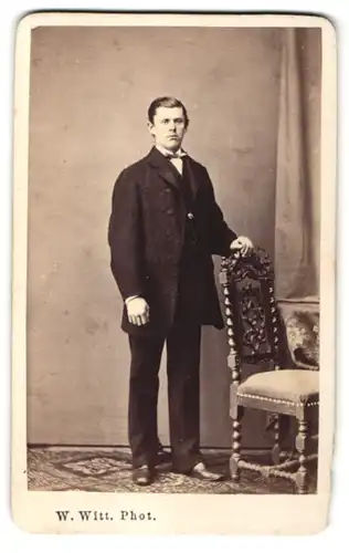 Fotografie W. Witt, Ratzeburg, Portrait junger Herr in Anzug