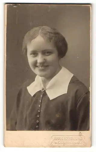 Fotografie Anna Berglund, Söderhamn, Portrait junge Frau mit zusammengebundenem Haar