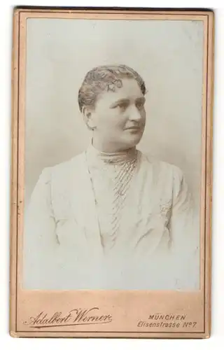 Fotografie Adalbert Werner, München, Portrait Frau mit zeitgenöss. Frisur