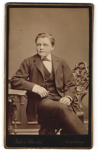 Fotografie Gebr. Martin, Augsburg, Portrait junger Herr in Anzug