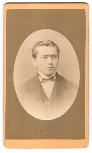 Fotografie M. Keller, Augsburg, Portrait junger mann mit zurückgekämmtem Haar