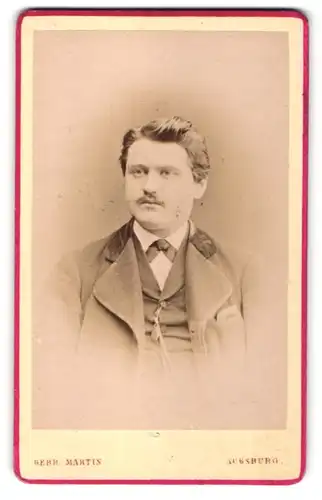 Fotografie Gebr. Martin, Augsburg, Portrait junger Herr mit zurückgekämmtem Haar