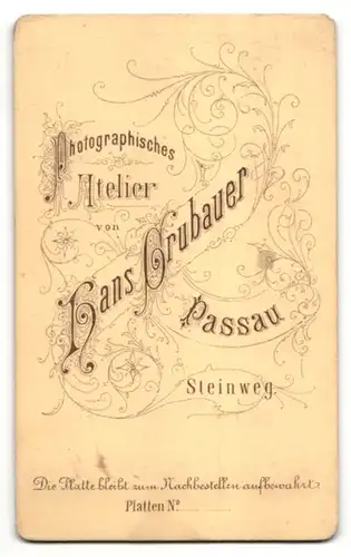 Fotografie Hans Grubauer, Passau, Portrait betagter Herr in traditioneller Garderobe