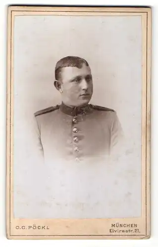 Fotografie O. C. Pöckl, München, Portrait junger Soldat in Uniform