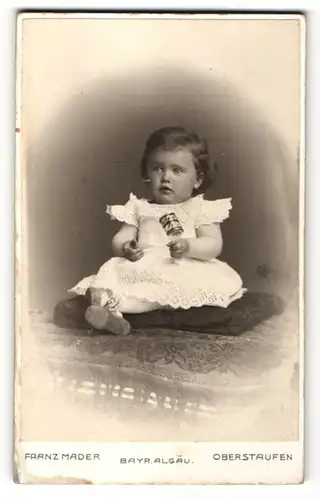 Fotografie Franz Mader, Oberstaufen, Portrait kleines Mädchen in Kleid