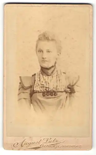 Fotografie August Lutz, Gera R.j.L., Portrait junge Frau mit zusammengebundenem Haar