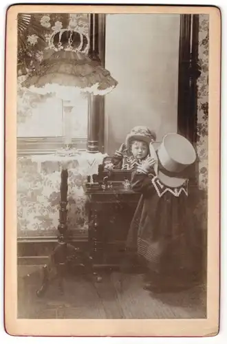 Fotografie Fotograf und Ort unbekannt, niedliches Mädchen mit Zylinder vor dem Spiegel, Spiegelbild, Reflektion