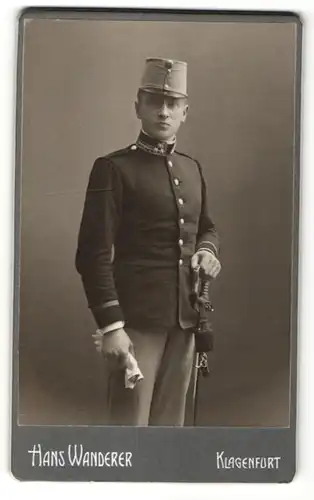 Fotografie Hans Wanderer, Klagenfurt, österreichischer Soldat in Uniform mit Säbel