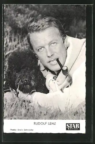 AK Schauspieler Rudolf Lenz mit Hund im Gras liegend