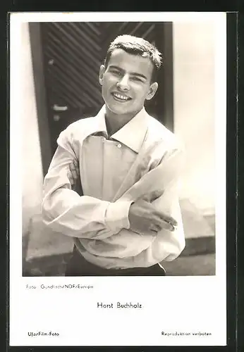 AK Schauspieler Horst Buchholz mit Zigarette in der Hand in die Kamera lächelnd