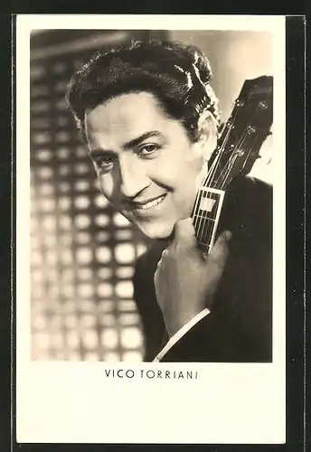 AK Schauspieler Vico Torriani mit Gitarre in die Kamera lächelnd