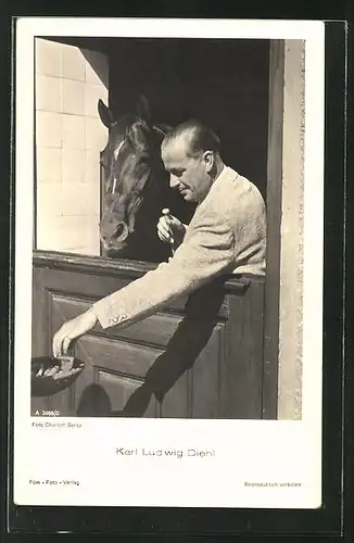 AK Schauspieler Karl Ludwig Diehl bei seinem Pferd im Stall