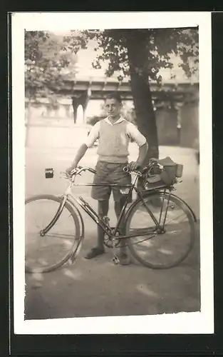 Foto-AK Berlin-Prenzlauer Berg, Radfahrer, aufgenommen an der Schönhauser Allee mit Magistrale (U-Bahn-Trasse)