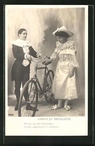 AK Harlekin hält einer Dame das Fahrrad