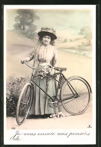 AK Frau Hut steht neben ihrem Fahrrad
