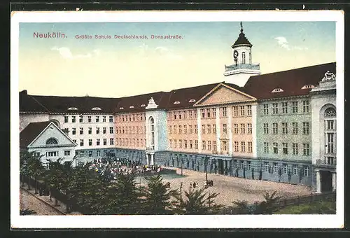 AK Berlin-Neukölln, Grösste Schule Deutschlands in der Donaustrasse