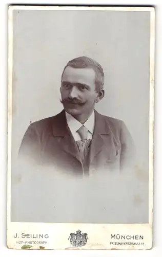 Fotografie J. Seiling, München, Portrait Herr mit Schnauzbart