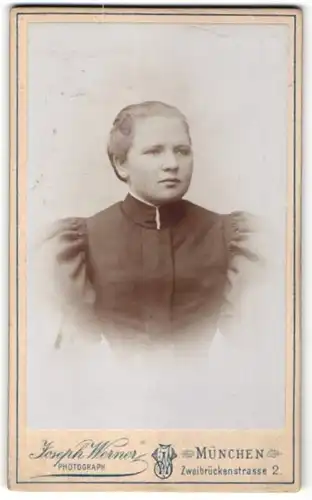 Fotografie Joseph Werner, München, Portrait Fräulein mit zusammengebundenem Haar