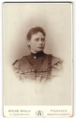 Fotografie Atelier Apollo, München, Portrait Frau mit zusammengebundenem Haar