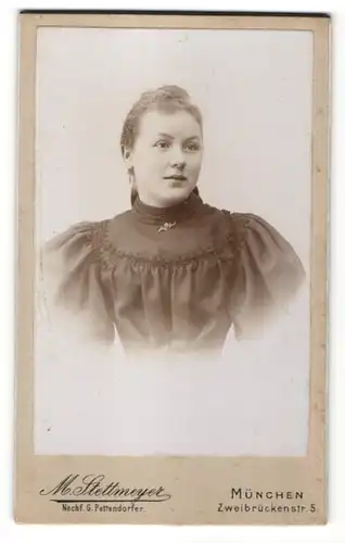 Fotografie M. Stettmeyer, München, Portrait Fräulein mit zusammengebundenem Haar