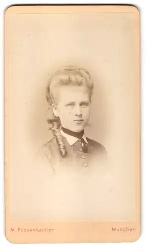 Fotografie M. Pössenbacher, München, Portrait junge Dame mit aufwendiger Frisur