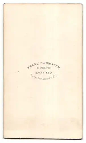 Fotografie F. Neumayer, München, Portrait Herr in Abendgarderobe mit Zylinderhut
