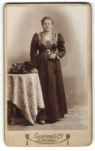 Fotografie Samson & Co., München, Portrait Frau in festlicher Kleidung