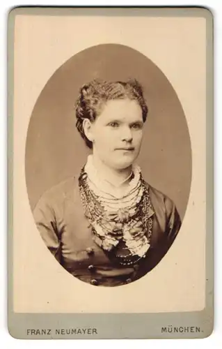 Fotografie Franz Neumayer, München, Portrait junge Dame mit zusammengebundenem Haar
