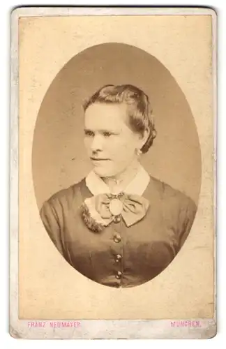 Fotografie Franz Neumayer, München, Portrait Frau mit zusammengebundenem Haar